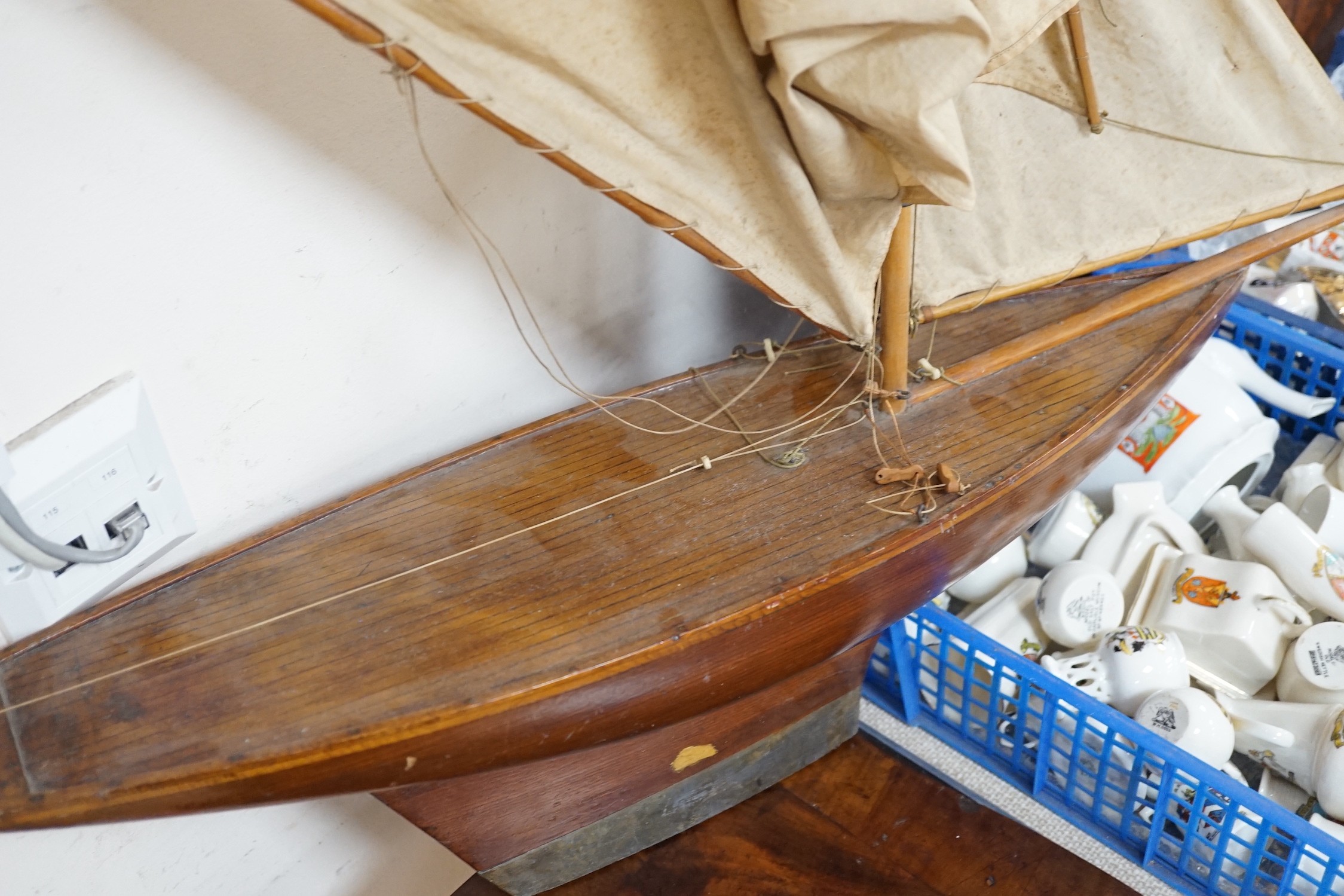 A teak pond yacht, hull 62cm
